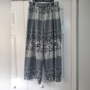 Black and White Palazzo Style Pants. Super cute and easy to style!